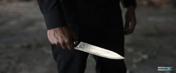 Поліцейські Авдіївки притягують до відповідальності чоловіка, який вдарив ножем свого знайомого