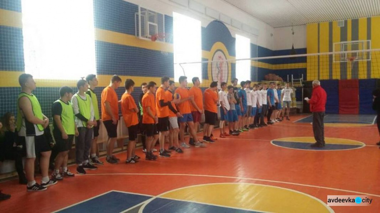 В Авдеевке молодежь сразилась в волейбольной битве