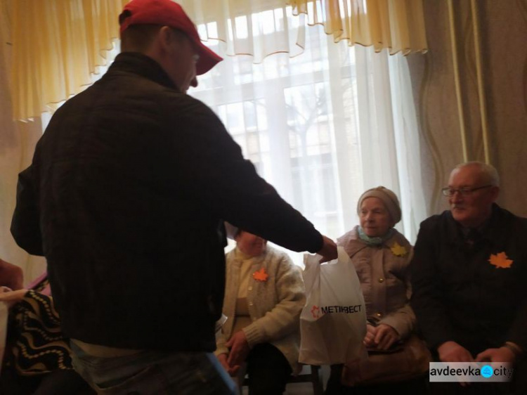 Тёплые слова, творческие номера и подарки: в Авдеевке душевно поздравили пожилых людей (ФОТО)