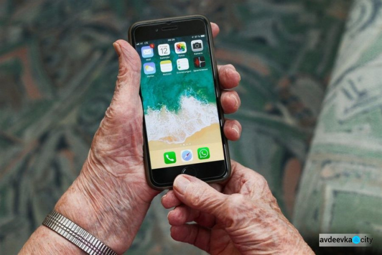 Авдеевским пенсионерам предложили услугу: «Пенсия в смартфоне»