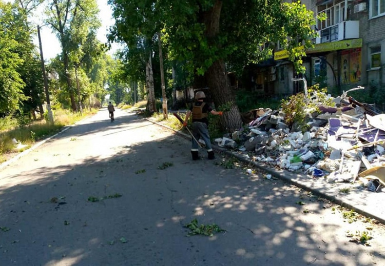 Комунальники Авдіївки вийшли на прибирання сміття на головній вулиці міста (ФОТОФАКТ)