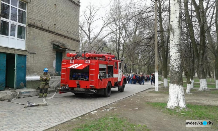 Из-за пожара в библиотеке эвакуированы более 400 авдеевских школьников  (ФОТОРЕПОРТАЖ)