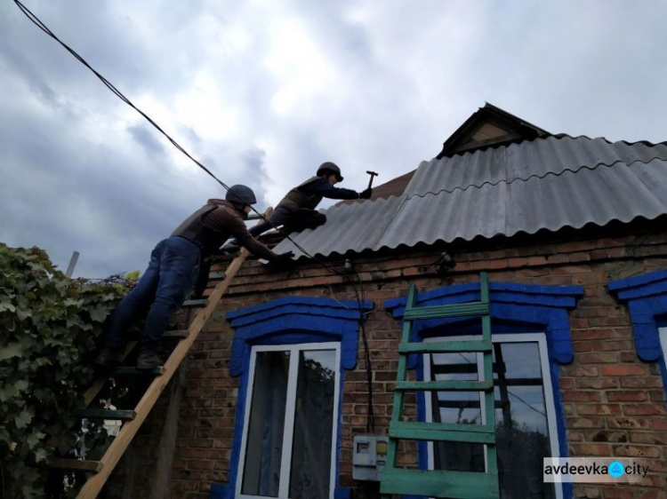 Восстановление разбитых обстрелами домов, спасение от взрывов и помощь на КПВВ: как прошла неделя спасателей Донбасса (ФОТО)
