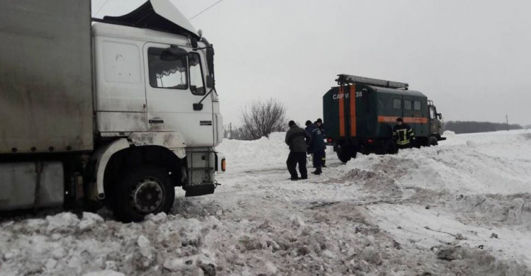 На Донетчине спасатели вызволяли водителей из снежных заносов и других "ловушек" на дорогах (ФОТО)