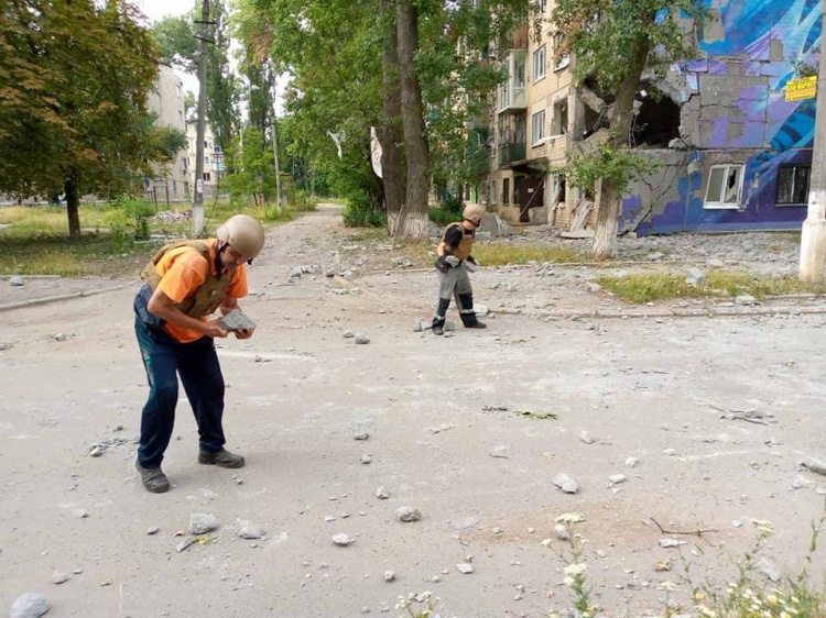 Авдіївські комунальники розчищають териториторію міста після обстрілів
