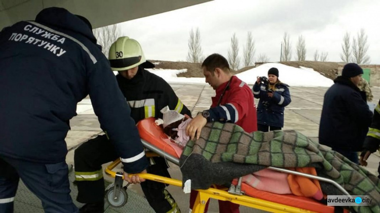 Тяжелобольного ребенка из Донецкой области самолетом ГСЧС экстренно доставили в Киев (ФОТО)