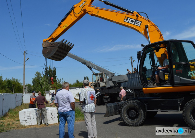В Авдеевку прибыли стройматериалы от Красного Креста (ФОТО)