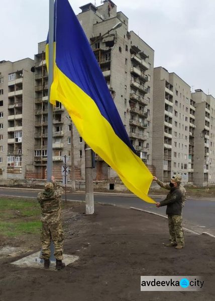 В Авдіївці з’явився новий оберіг – флаг України на в’їзді в місто з боку Донецька