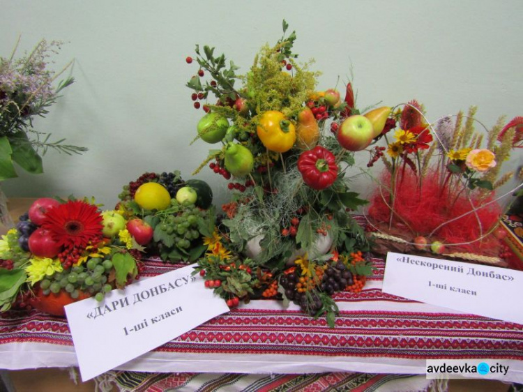 Авдеевские школьники цветами, стихами и фотовыставкой отметили двойной праздник (ФОТО)