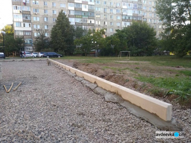 В квартале Юбилейном в рамках конкурса социальных проектов продолжается строительство новой парковки (ФОТОФАКТ)
