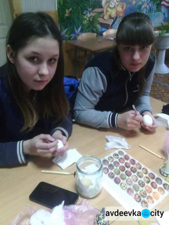 Львовские волонтеры приобщили школьников Авдеевки к традиции росписи писанок