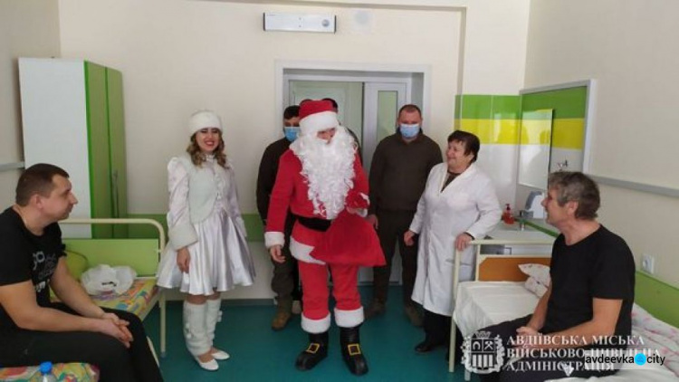 В Авдіївці пацієнтам та медпрацівникам міської лікарні вручили смачні подарунки до Нового року
