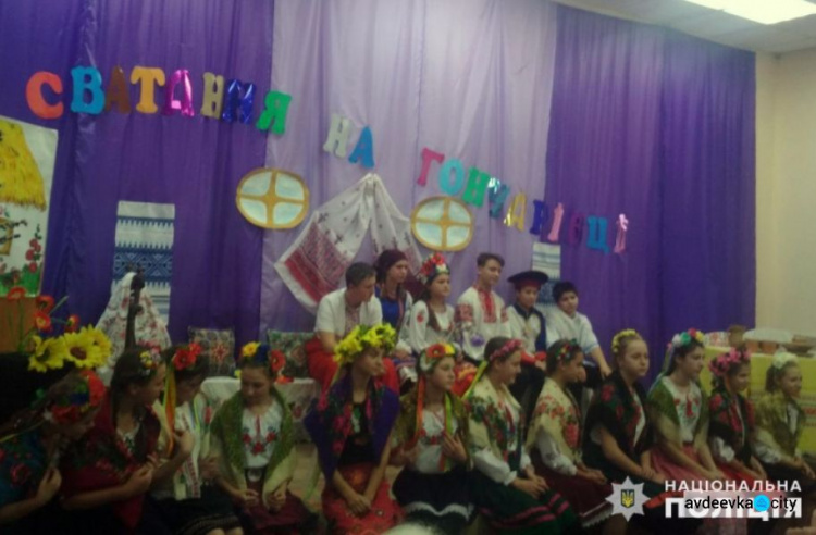 Школьники показали спектакль в Авдеевке (ФОТО)