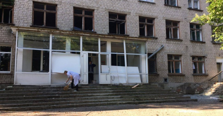 Разрушенные в Красногоровке школу и больницу восстановят за счет местного бюджета, жилье - из резервного фонда, -  Зубко