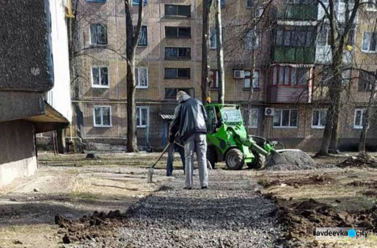 В Авдеевке коммунальщики продолжают обустраивать новые тротуары
