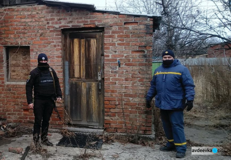 В Авдеевке спасатели и полицейские обследовали заброшенные дома