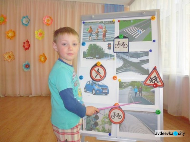 Маленьких жителей Авдеевки учили правилам дорожного движения (ФОТО)