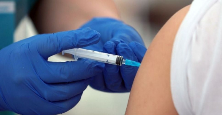 Минздрав утвердил список профессий для обязательной вакцинации: кто в него попал