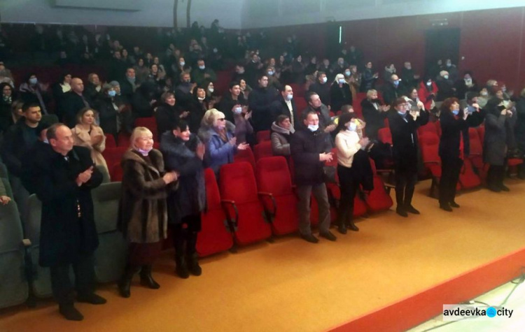 В Авдеевке местным театралам презентовали премьеру комедии о любви "Только твоя" 