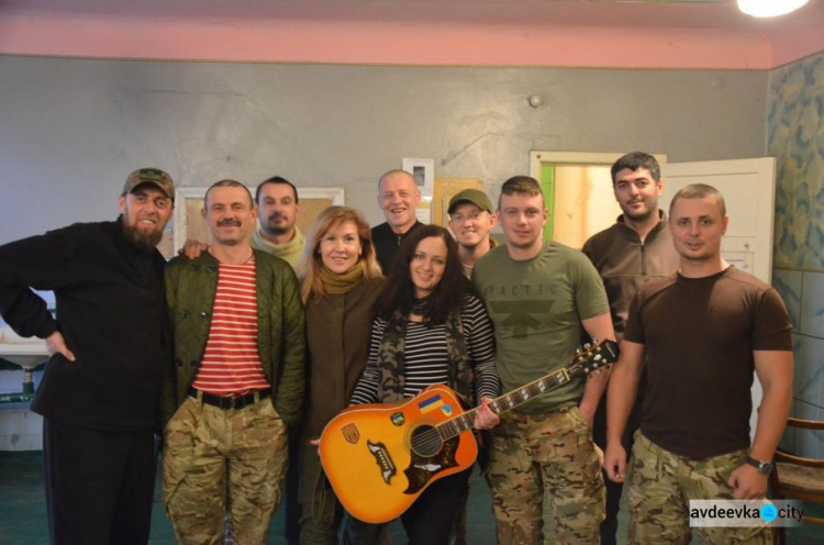 Бард-волонтер спела для бойцов, охраняющих Авдеевку (ФОТО + ВИДЕО)