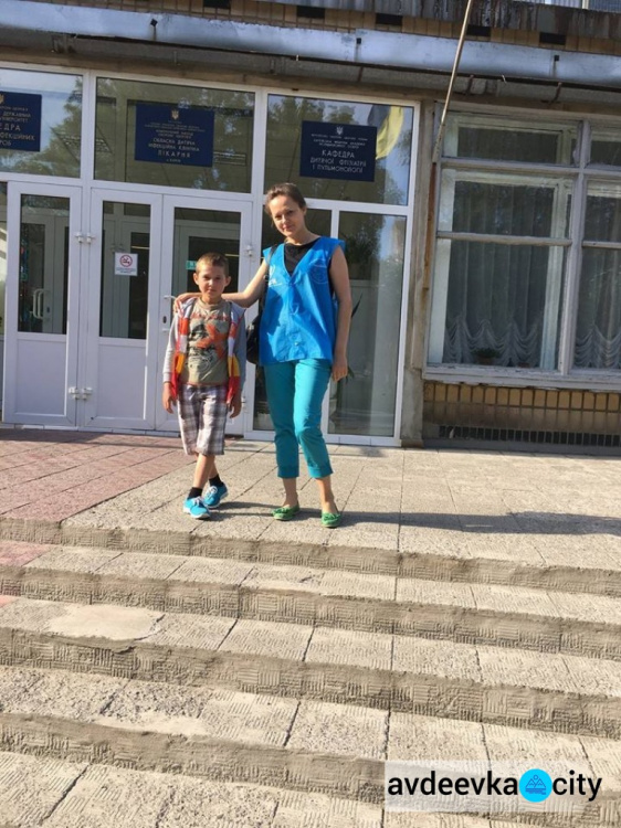Ребенка из Авдеевки, пострадавшего во время АТО, доставили на медицинское обследование волонтеры