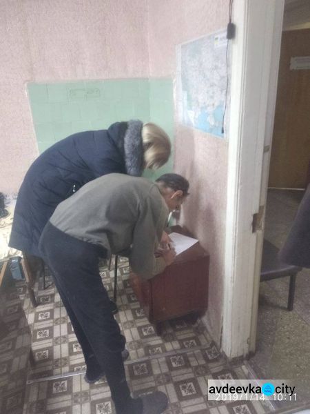 Волонтеры  помогли оставшейся без квартиры семье в Авдеевке оформить "переселенческую" помощь и пенсии