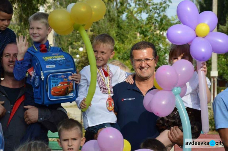 В Авдеевке первоклассникам торжественно вручили школьные портфели (ФОТО)