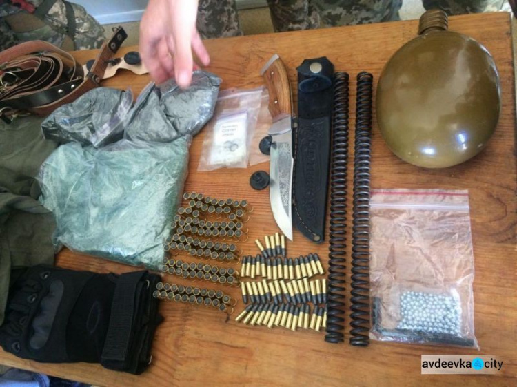 На донбасских КПВВ изъяли боеприпасы, порох, запчасти и документы: опубликованы фото