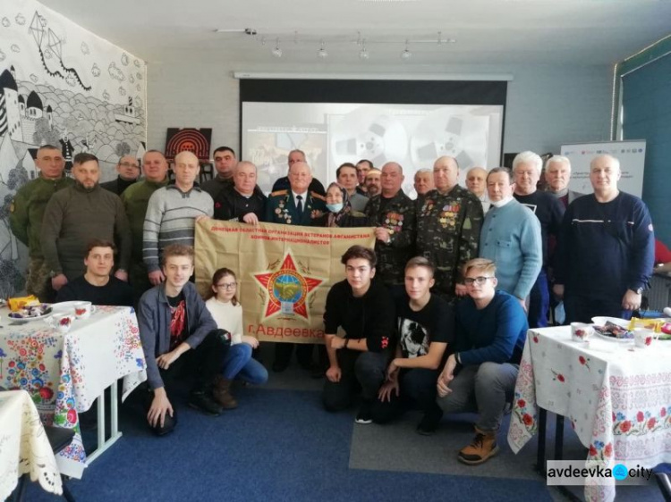 Молодь Авдіївки запросила воїнів-інтернаціоналістів на атмосферну зустріч «Гаряча сльоза»