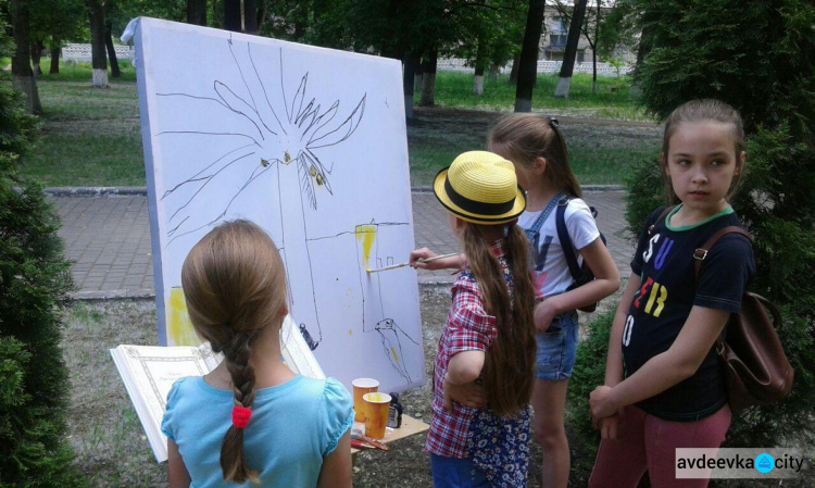 Авдеевский бульвар превратился в мастерскую юных художников (ФОТОФАКТ)