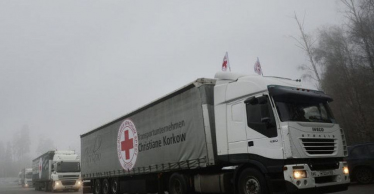 Сотни тонн гуманитарных грузов направили на оккупированный Донбасс
