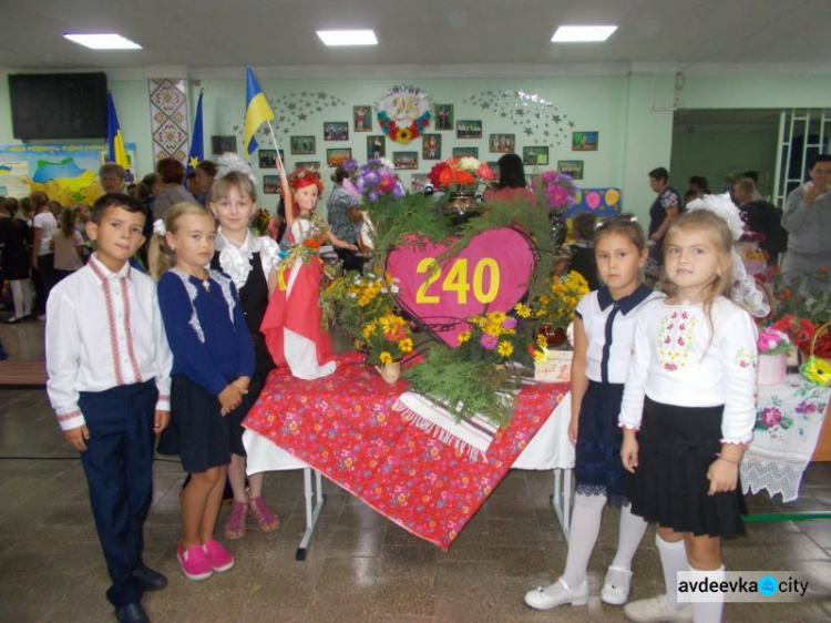 Авдеевские школьники цветами, стихами и фотовыставкой отметили двойной праздник (ФОТО)