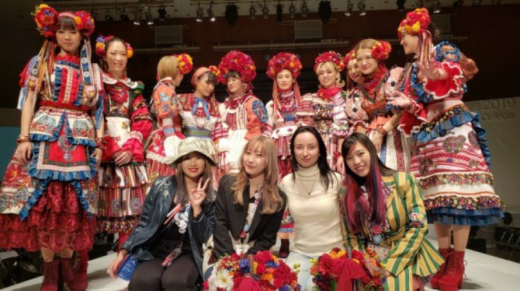Японки провели показ мод в украинских костюмах (ФОТО)