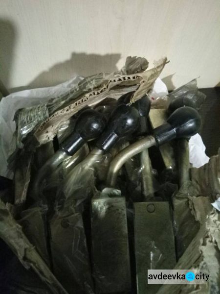 В КПВВ задержаны шахтно-горное оборудование, косметика и номера «ДНР»: фото