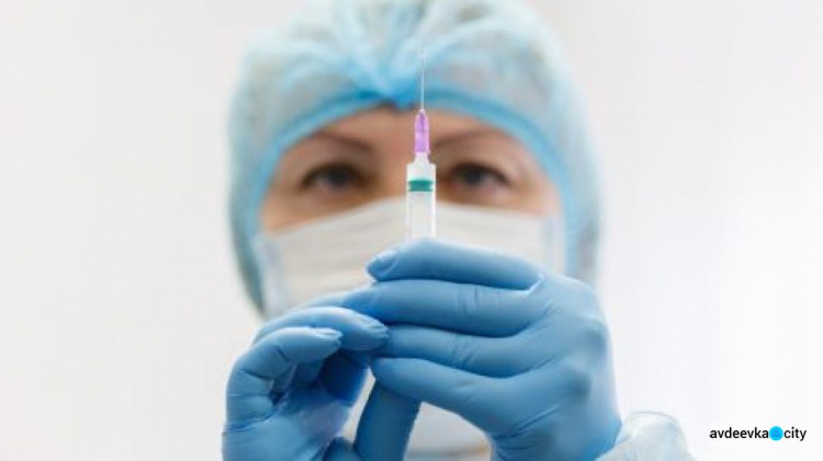 В Украине второй дозой вакцины от COVID привили уже 130 человек