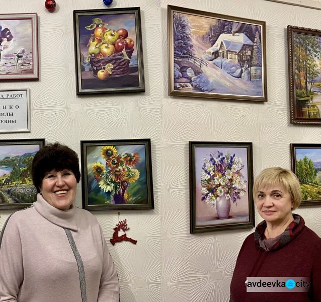 Талантливые авдеевцы: в библиотеке Дворца культуры открылась выставка картин сотрудниц магазина  «Колибри»
