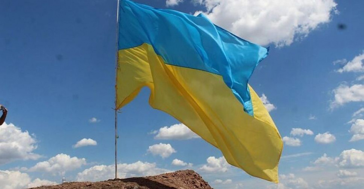 В Торецке на терриконе установили огромный флаг Украины 