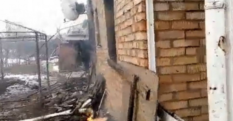 Жованка обстреляна, сгорел жилой дом: появилось видео