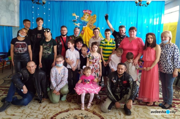 В Авдеевке байкеры из клуба "Искра" круто поздравили воспитанников "Искорки" с Днем защиты детей