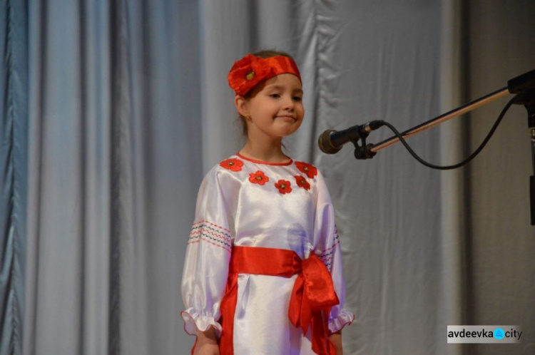 Прекрасной половине Авдеевки подарили большой весенний концерт (ФОТО)