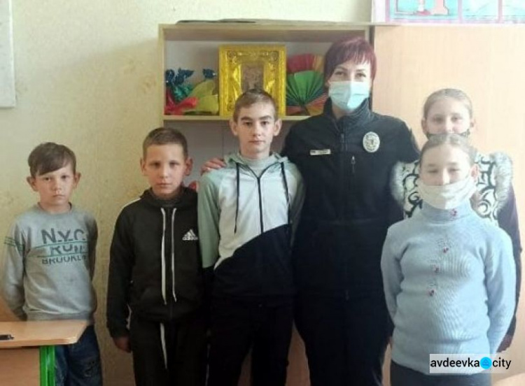 Авдіївські поліцейські розповіли школярам, як протидіяти булінгу