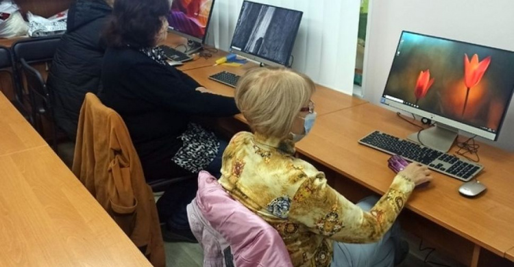 Авдіївці поважного віку вивчають ази інформаційних технологій