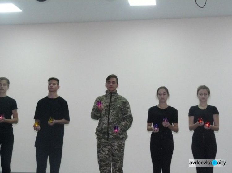 В Авдіївці школярі творчо  привітали військових із професійним святом (ФОТО)