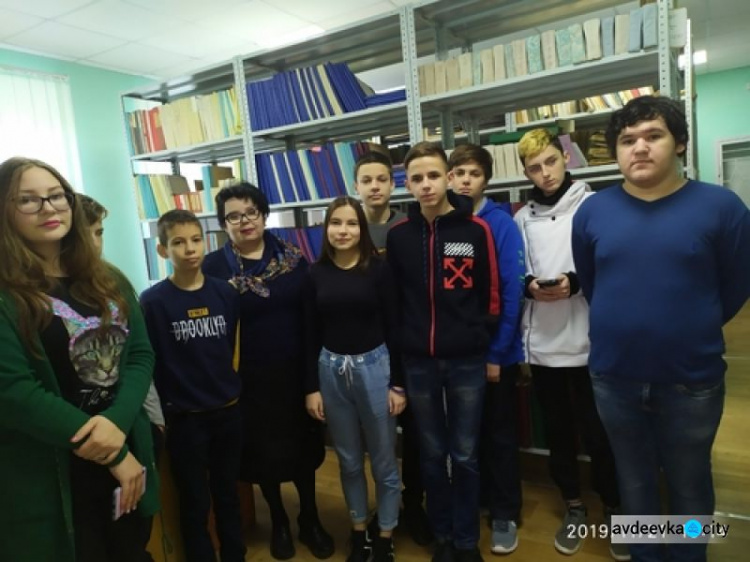 Школьники Авдеевки прикоснулись к истории в городском архиве (ФОТО)
