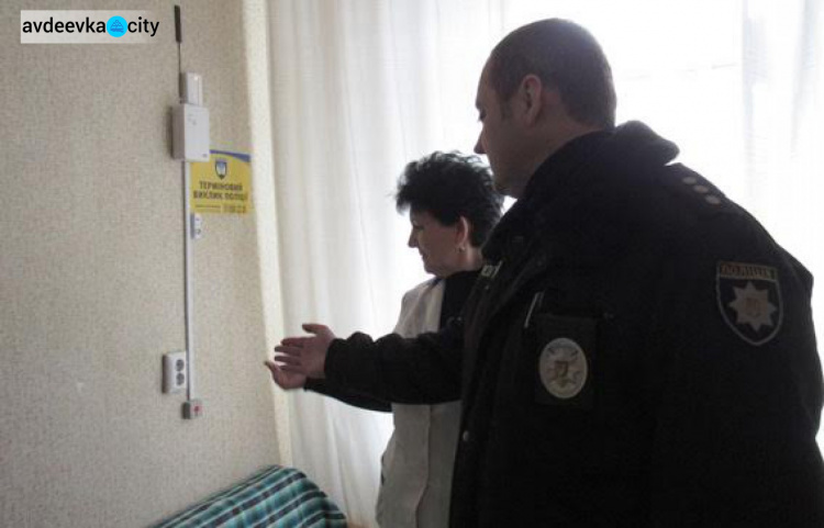 Полиция берет под круглосуточную охрану школы в ряде городов Донецкой области (ФОТО)
