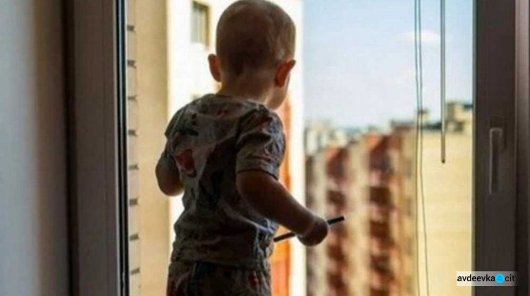 У Покровському районі однорічна дитина випала з вікна