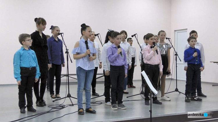 В Авдіївці хор музичної школи презентував феєричний звітний концерт