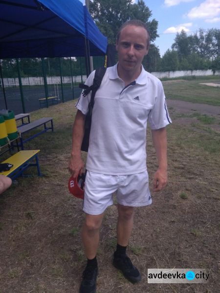 В Авдеевке проходит городской турнир по теннису: имена победительниц известны, мужчинам предстоят заключительные игры (ФОТО)