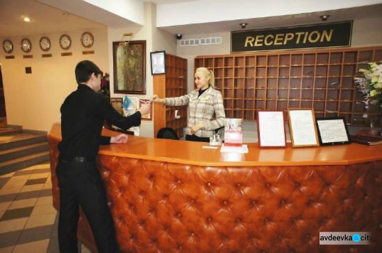 Живая грелка, менеджер по загару и "номер-антихрап": необычные услуги, что предлагают в отелях