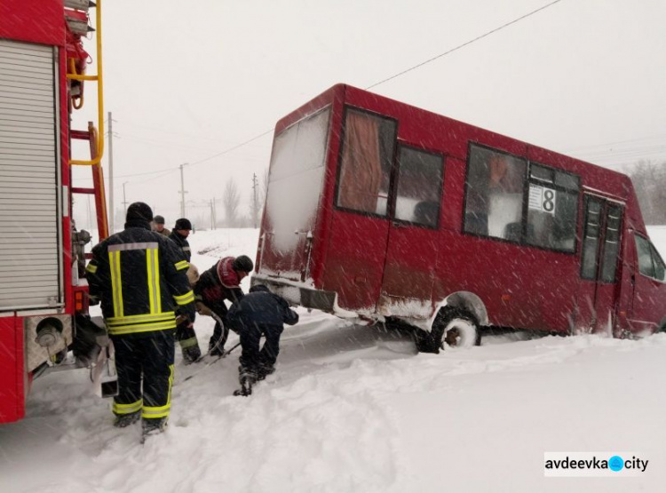 Непогода на дорогах Донетчины: спасатели уже вызволили из заносов автобус, грузовик и несколько легковушек (ФОТО)
